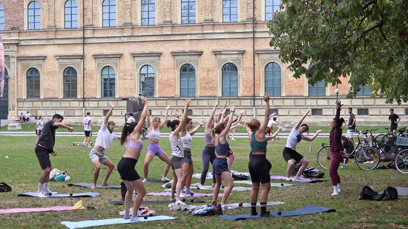 Arms up in front of the Alte Pinakothek. Not a bad studio.
